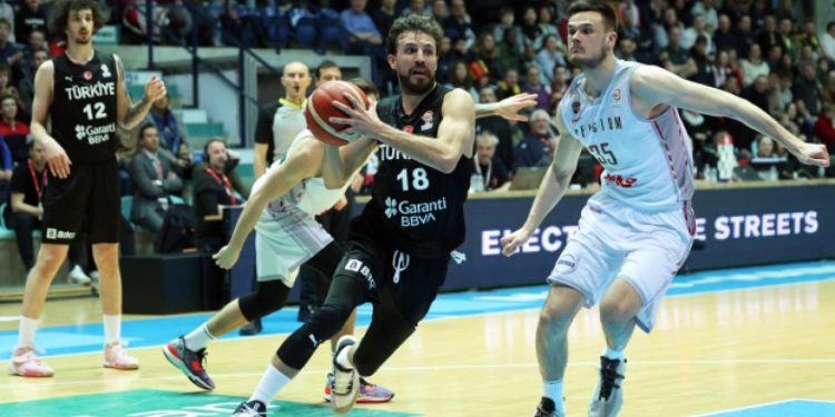 12 Dev Adam galibiyetle veda etti