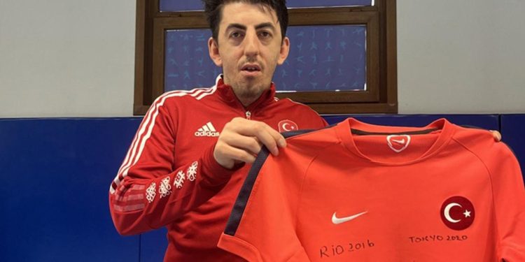 Abdullah Öztürk formasını depremzedeler için açık artırmaya çıkardı