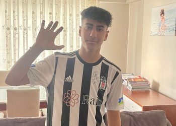 Aboubakar depremzede taraftar Semih’e imzalı formasını gönderdi