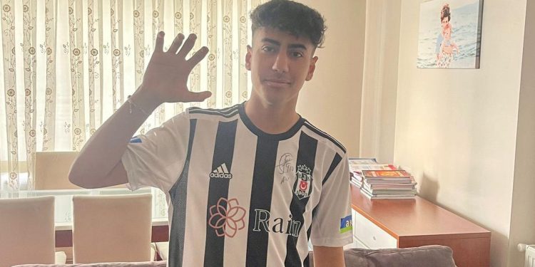 Aboubakar depremzede taraftar Semih’e imzalı formasını gönderdi