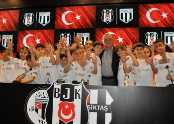 Ahmet Nur Çebi depremzede çocuklarla buluştu