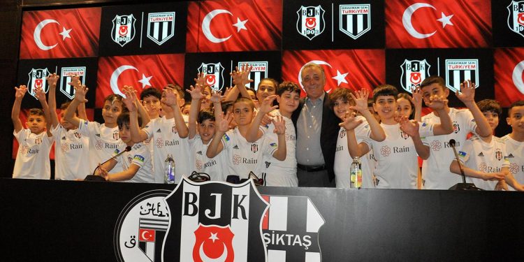 Ahmet Nur Çebi depremzede çocuklarla buluştu