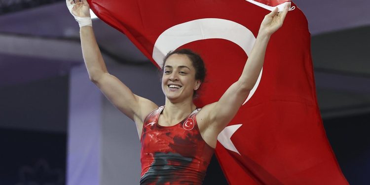 Milli güreşçi Bediha Gün’den gümüş madalya