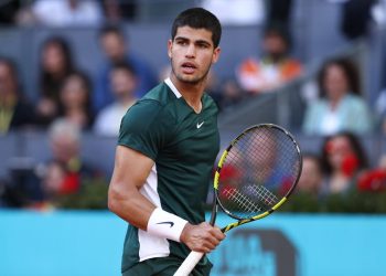 Carlos Alcaraz kortlara galibiyetle döndü