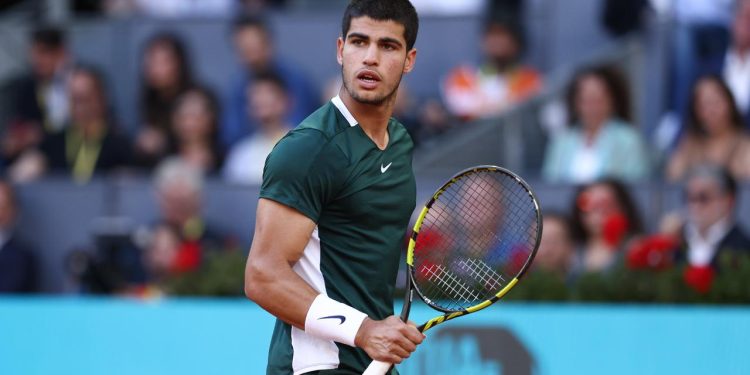 Carlos Alcaraz kortlara galibiyetle döndü