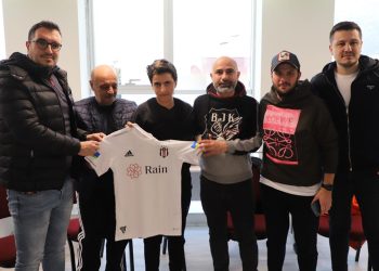 Denizli’deki depremzede aileye “Beşiktaş” morali