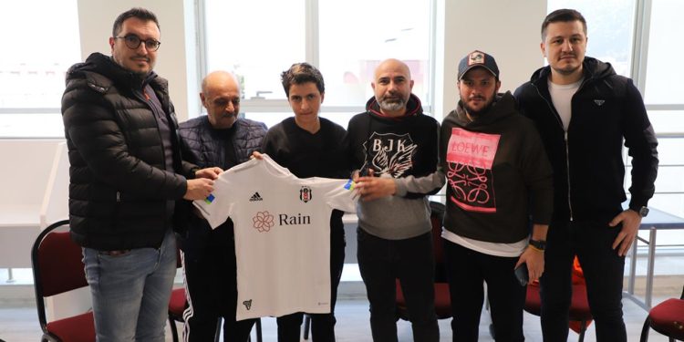 Denizli’deki depremzede aileye “Beşiktaş” morali