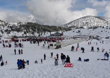 Ege’nin en büyük kayak merkezi kayak severlerini ağırlıyor