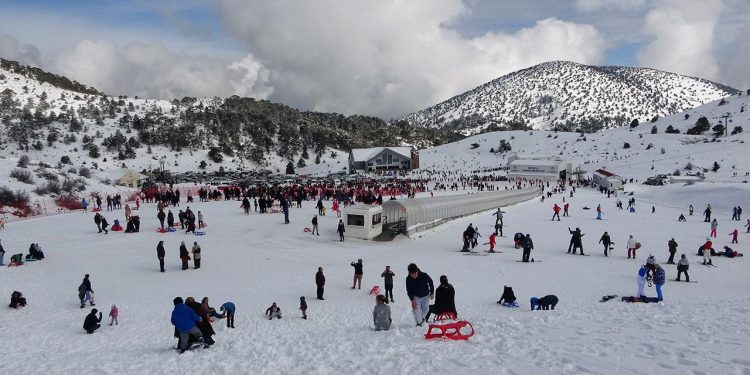 Ege’nin en büyük kayak merkezi kayak severlerini ağırlıyor