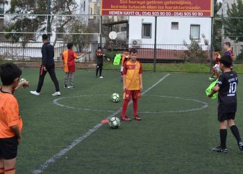 Depremden etkilenen çocuklar futbolla moral buluyor
