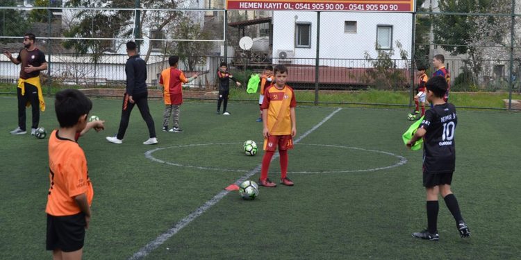 Depremden etkilenen çocuklar futbolla moral buluyor