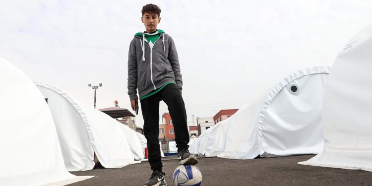 Depremzede Muhammet Akyol’un hayali Kerem Aktürkoğlu ile yeşil sahaya çıkmak