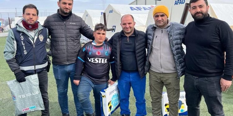 “Türkiye” yazılı topa vurmayan Enes’e Trabzonspor’dan top ve forma hediyesi