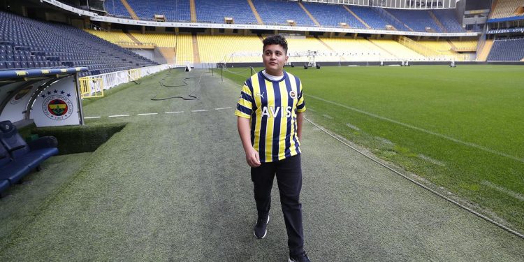 Fenerbahçe depremzede Mehmet Akif Ağaç’ı statta ağırladı