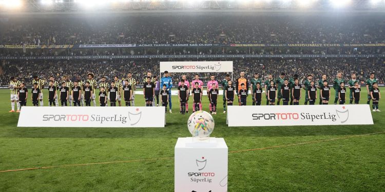 Depremzede çocuklar seremoniye çıktı