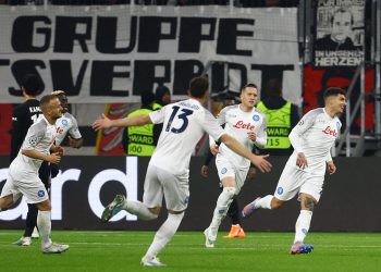 Napoli, Almanya’da avantajı kaptı
