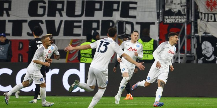 Napoli, Almanya’da avantajı kaptı