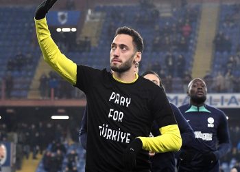 Maçın oyuncusu seçilen Hakan Çalhanoğlu ödülünü depremzedelere adadı