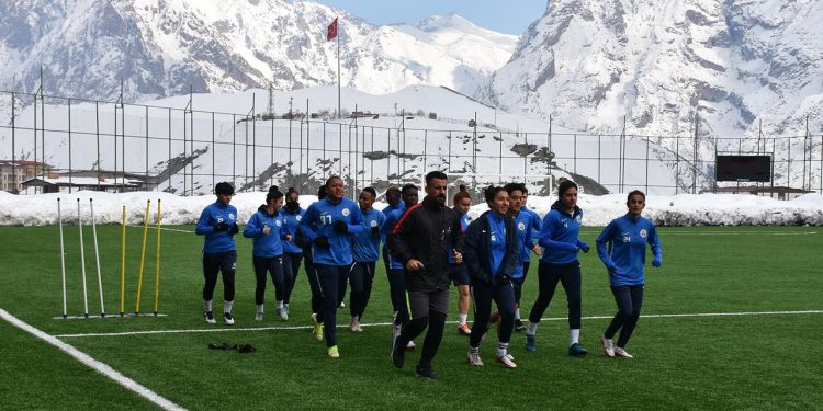 Hakkarigücü Kadın Futbol Takımı’ndan depremzedelere destek