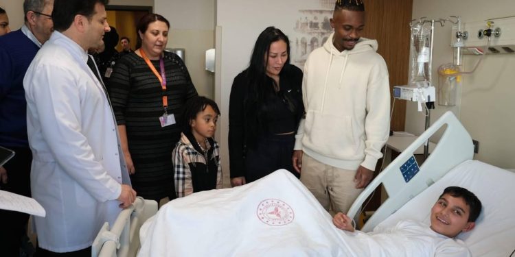 Lincoln Henrique’den yaralı depremzedelere ziyaret