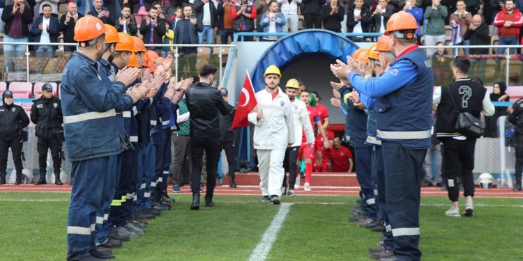 Karabük İdman Yurdu ile Zonguldak Kömürspor depremzedeler için oynadı