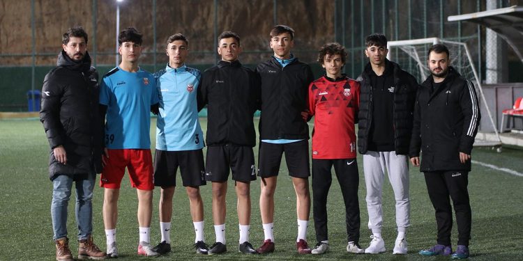 Kastamonuspor kapılarını Hataylı depremzede altyapı futbolcularına açtı