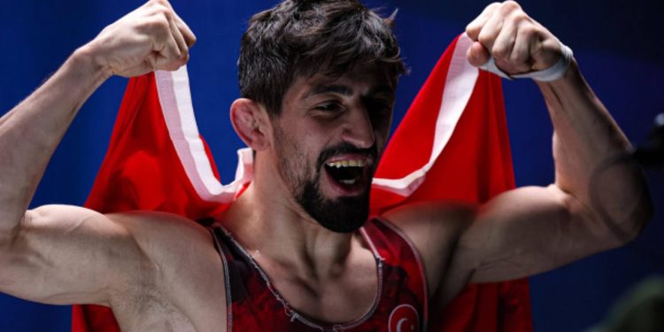 Milli güreşçi Kerem Kamal’dan altın madalya
