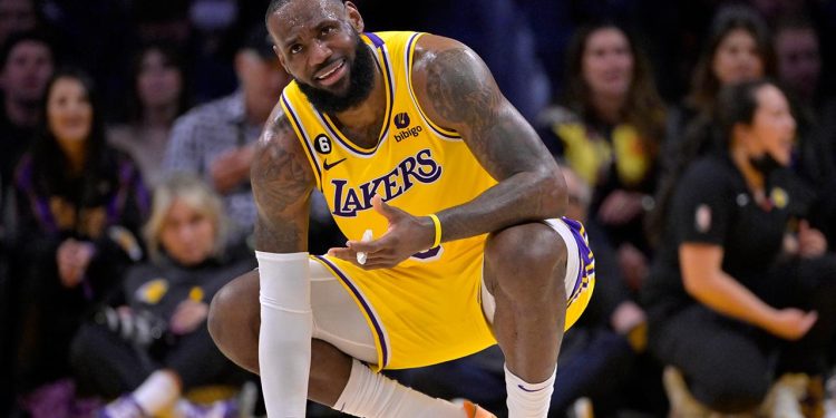 Lakers’ta LeBron James sakatlandı