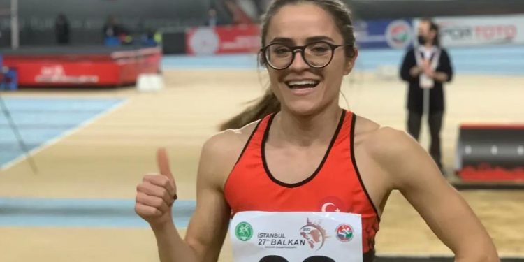 Milli atlet Şilan Ayyıldız Türkiye rekoru kırarak gümüş madalya kazandı