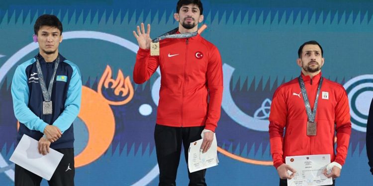 Milli güreşçi Kerem Kamal son kazandığı madalyasını depremzedelere armağan etti