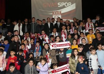 Sivasspor’da Rıza Çalımbay ve futbolcular depremzede çocuklarla buluştu