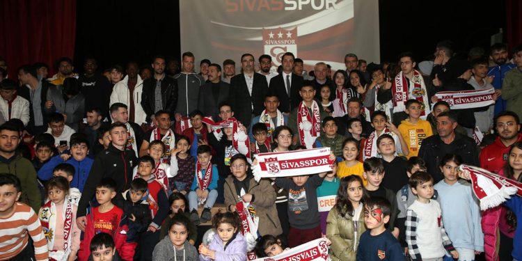 Sivasspor’da Rıza Çalımbay ve futbolcular depremzede çocuklarla buluştu