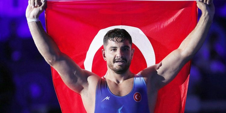 Milli güreşçi Taha Akgül, Mısır’da altın madalya kazandı