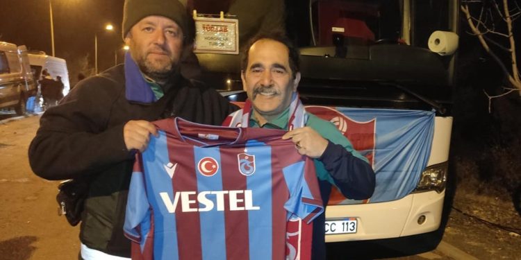 Trabzonsporlu depremzedeye bordo-mavili forma hediye edildi