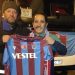 Trabzonsporlu depremzedeye bordo-mavili forma hediye edildi