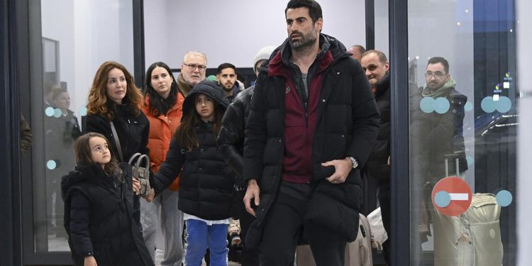 Volkan Demirel: Lütfen binalardan uzak durun