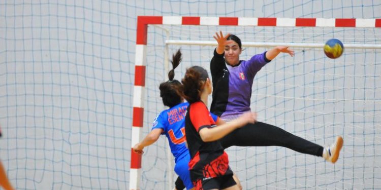 Hentbolda UKÜ ve Miracle Esentepe galip