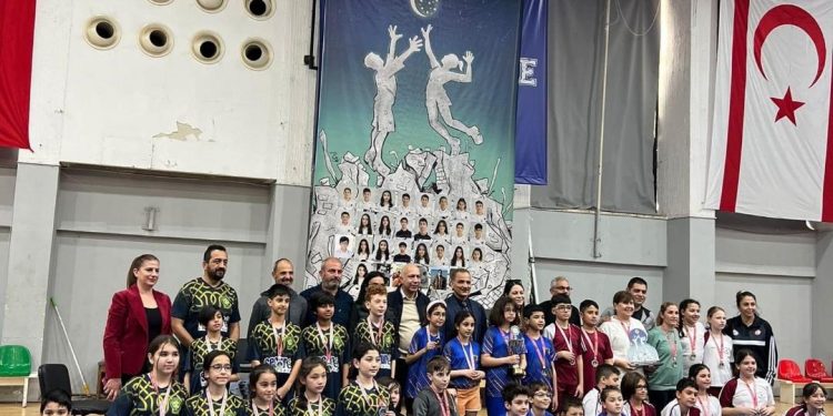 Badmintonda şampiyonluklar YDİ’nin