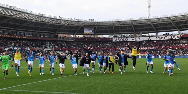 Napoli Torino deplasmanından farklı galip dönüyor