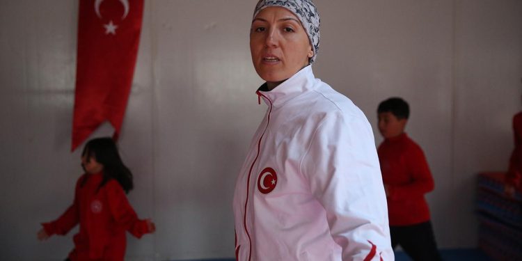 Milli sporcu depremzede çocuklara tekvando eğitimi veriyor