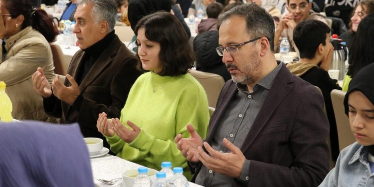 Bakan Kasapoğlu depremzedelerle bir araya geldi