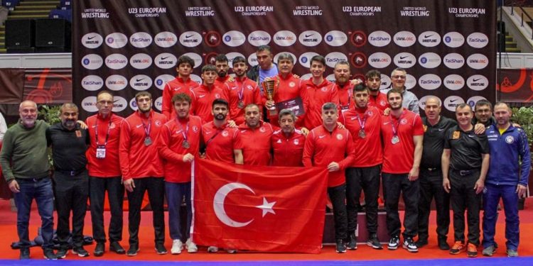 23 Yaş Altı Serbest Güreş Milli Takımı Avrupa ikincisi
