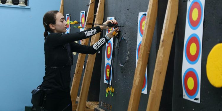 41 yıllık okçuluk antrenörü torununun başarısı için çaba harcıyor