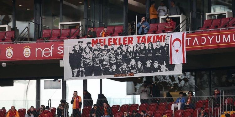 Galatasaray’dan “Şampiyon Melekler” pankartı