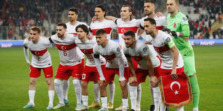 Stefan Kuntz 3 değişikliğe gitti