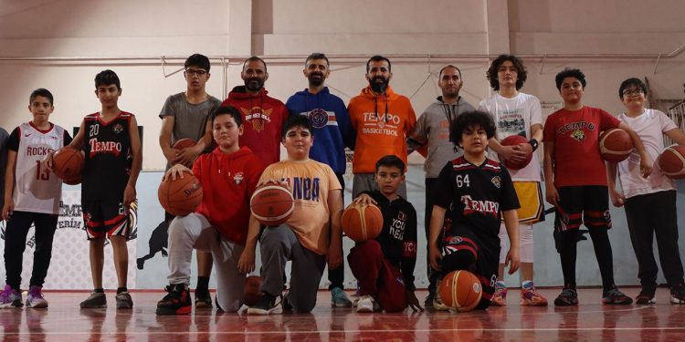 Afeti yaşayan antrenörler çocukları basketbolla motive ediyor