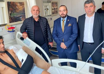Alanyaspor Başkanı Hasan Çavuşoğlu kazada yaralanan futbolcuları ziyaret etti