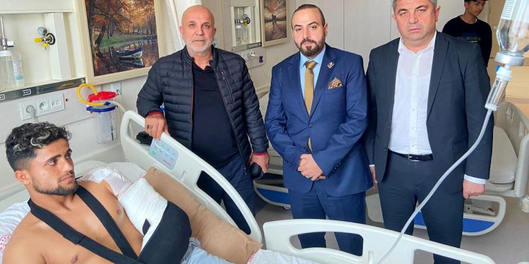 Alanyaspor Başkanı Hasan Çavuşoğlu kazada yaralanan futbolcuları ziyaret etti