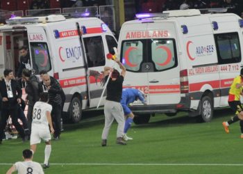Altay kalecisini korner bayrak direğiyle yaralayan sanık hakim karşısında