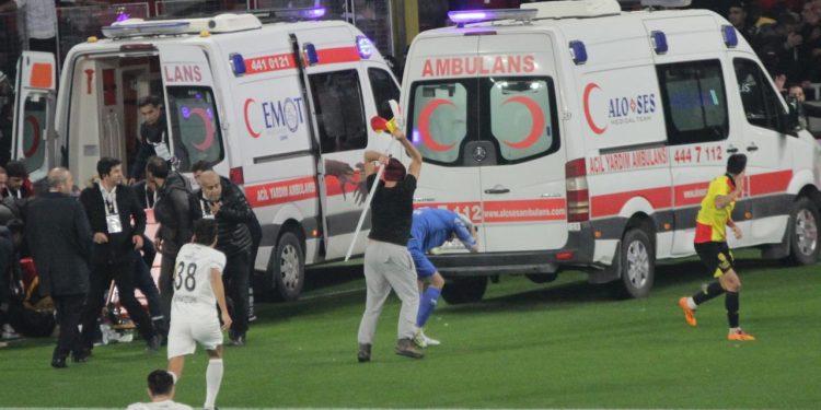 Altay kalecisini korner bayrak direğiyle yaralayan sanık hakim karşısında